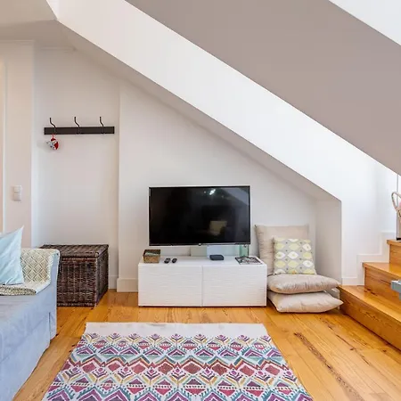 Bright Tailor Made Flat With A View In Estrela *