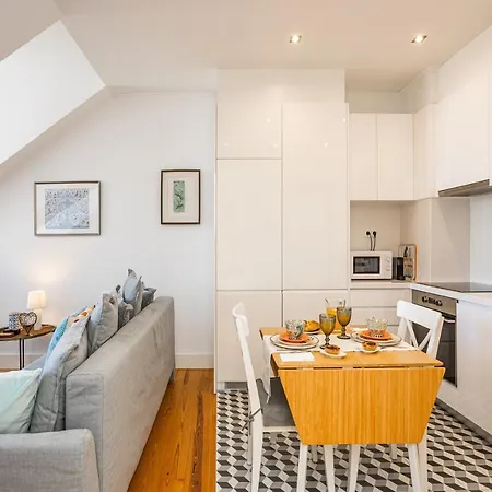Bright Tailor Made Flat With A View In Estrela Lisboa
