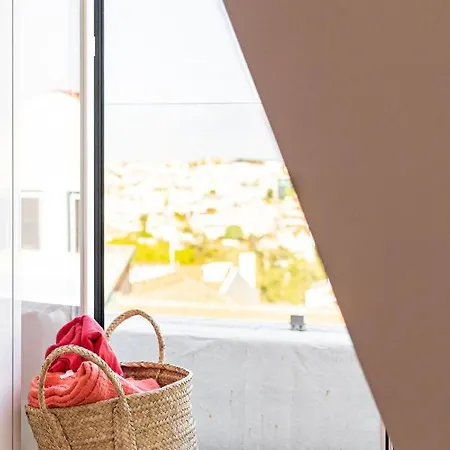 Bright Tailor Made Flat With A View In Estrela Apartmán *