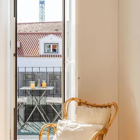 Bright Tailor Made Flat With A View In Estrela Lisboa