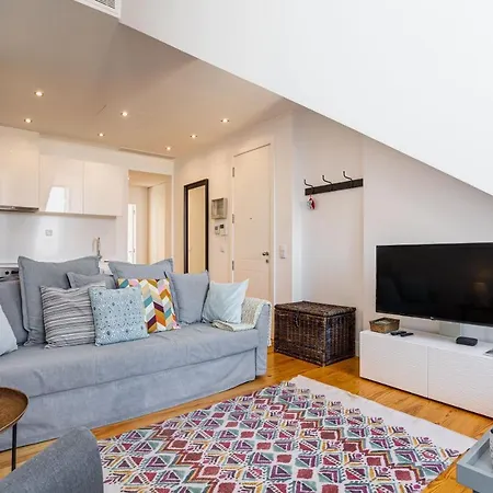 Bright Tailor Made Flat With A View In Estrela Lisboa