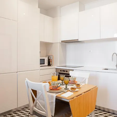 Bright Tailor Made Flat With A View In Estrela * ליסבון